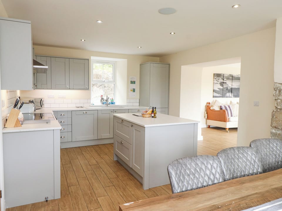 Cottage | Private kitchen | Fridge, dishwasher, electric kettle, toaster