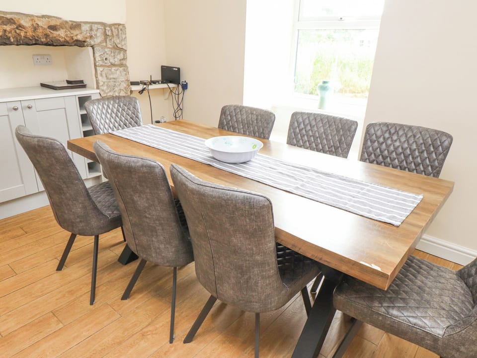 Cottage | Dining