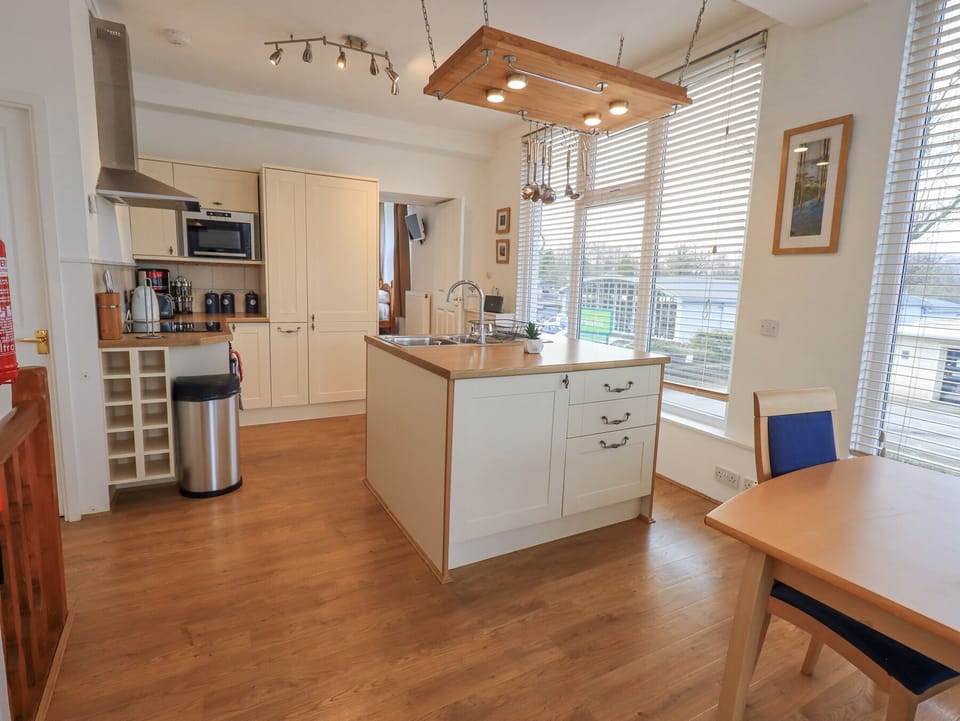 Cottage | Private kitchen | Fridge, dishwasher, cookware/dishes/utensils