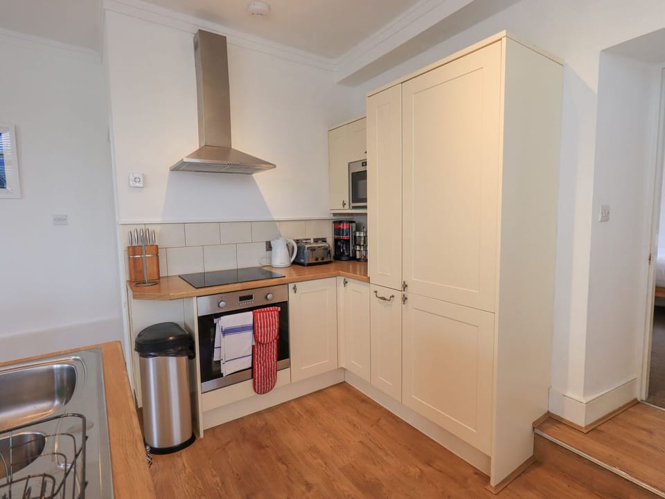 Cottage | Private kitchen | Fridge, dishwasher, cookware/dishes/utensils