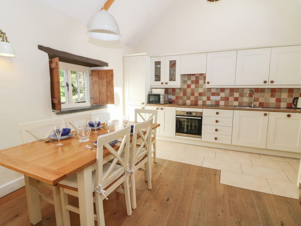 Cottage | Dining