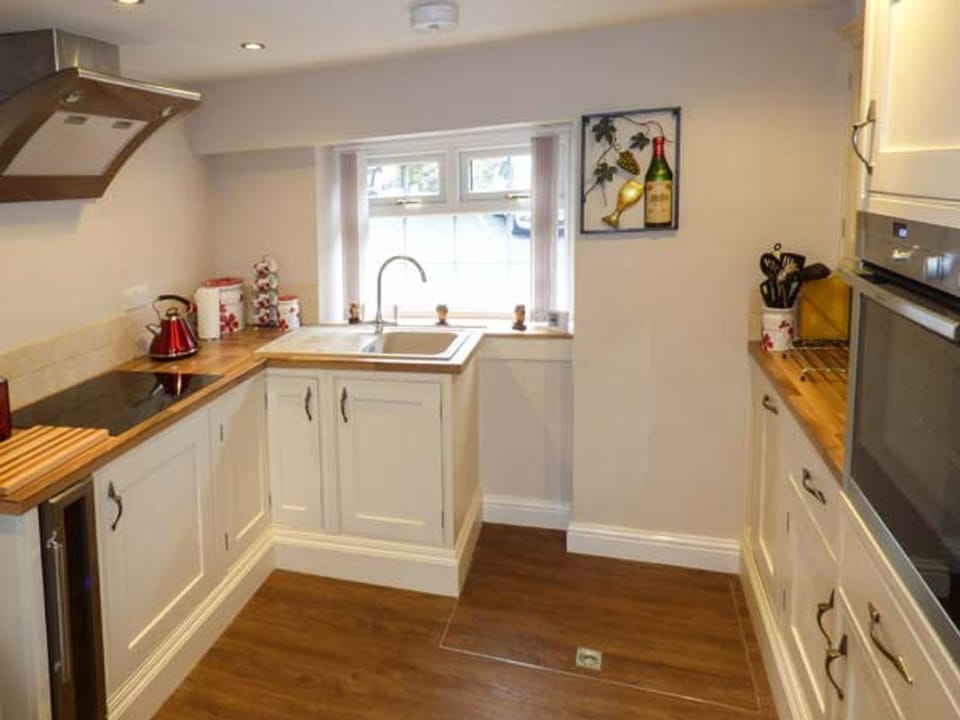 Cottage | Private kitchen | Fridge, microwave, dishwasher, electric kettle