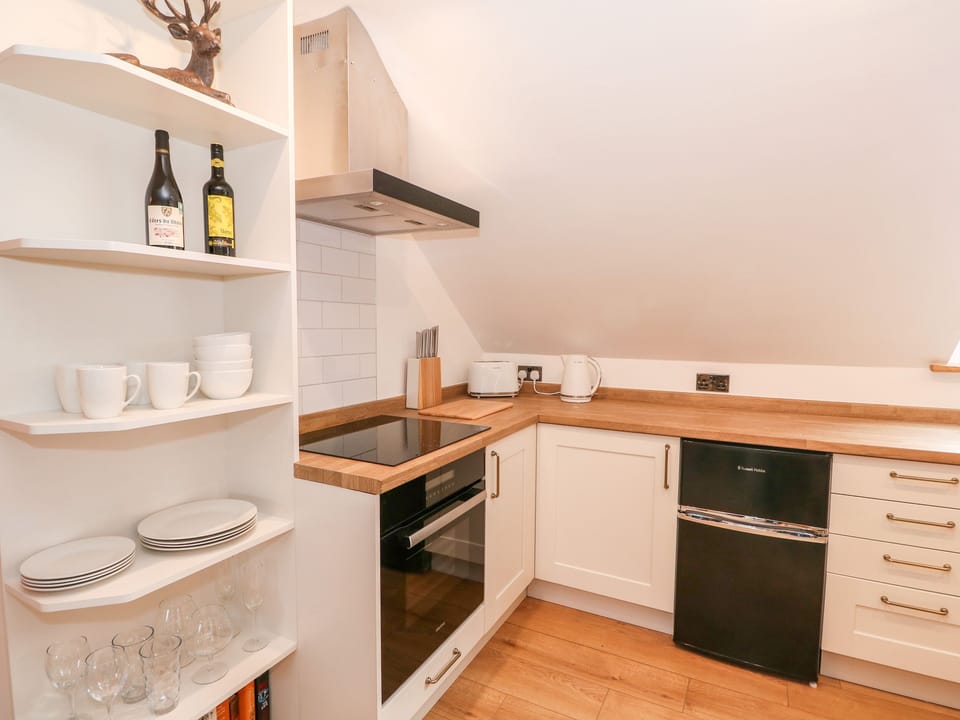 Cottage | Private kitchen | Fridge, microwave, electric kettle, toaster