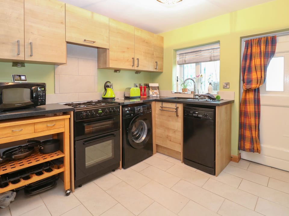 Cottage | Private kitchen | Fridge, microwave, dishwasher, electric kettle