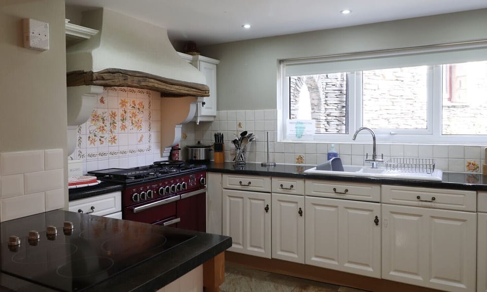 Cottage | Private kitchen | Fridge, microwave, dishwasher, cookware/dishes/utensils