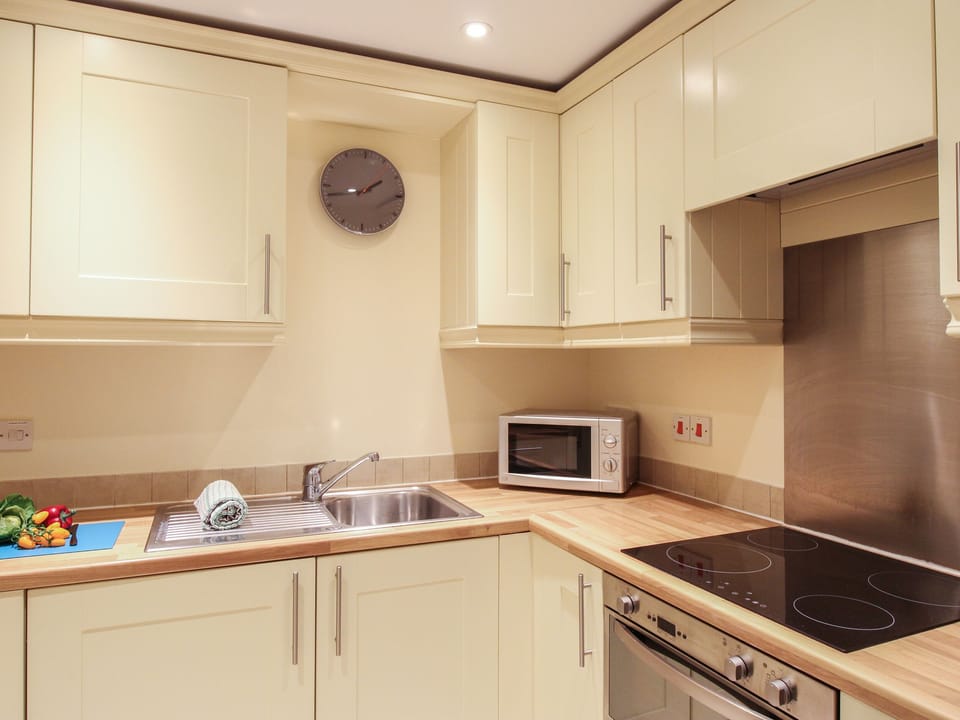 Cottage | Private kitchen | Fridge, microwave, dishwasher, electric kettle