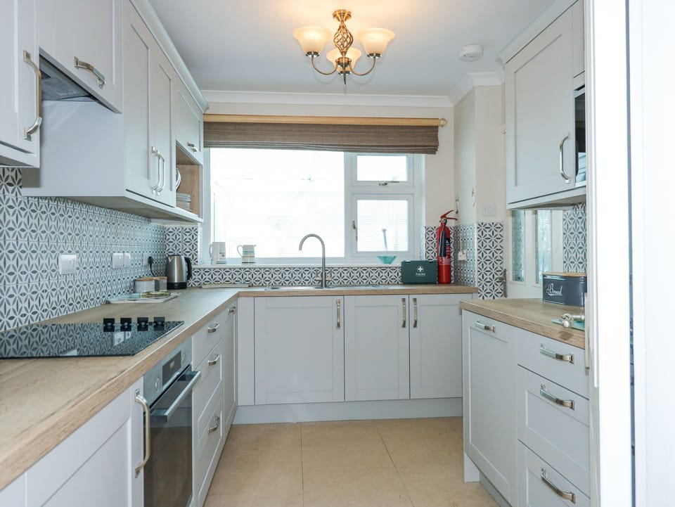 Cottage | Private kitchen | Fridge, microwave, dishwasher, electric kettle