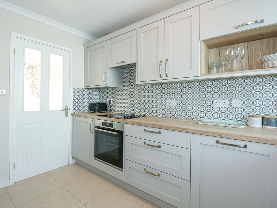 Cottage | Private kitchen | Fridge, microwave, dishwasher, electric kettle