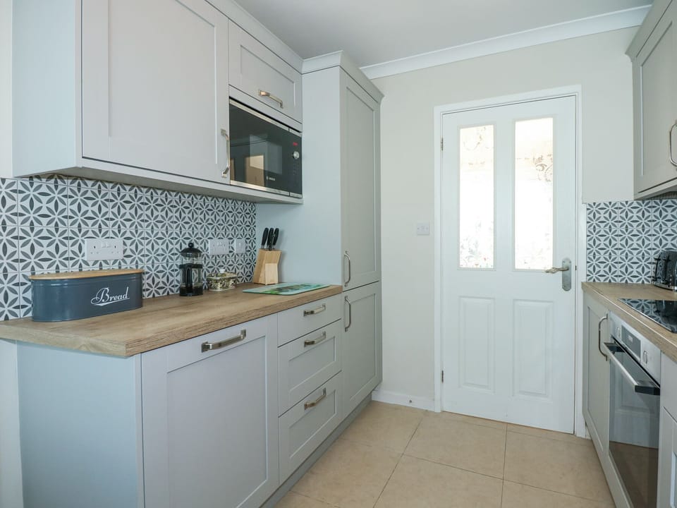 Cottage | Private kitchen | Fridge, microwave, dishwasher, electric kettle