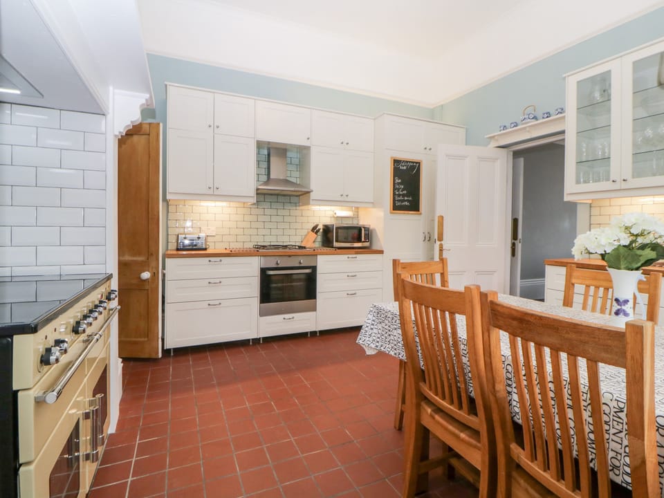 Cottage | Private kitchen | Fridge, microwave, dishwasher, electric kettle