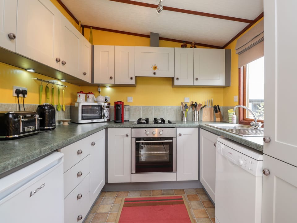 Cottage | Private kitchen | Fridge, microwave, dishwasher, electric kettle