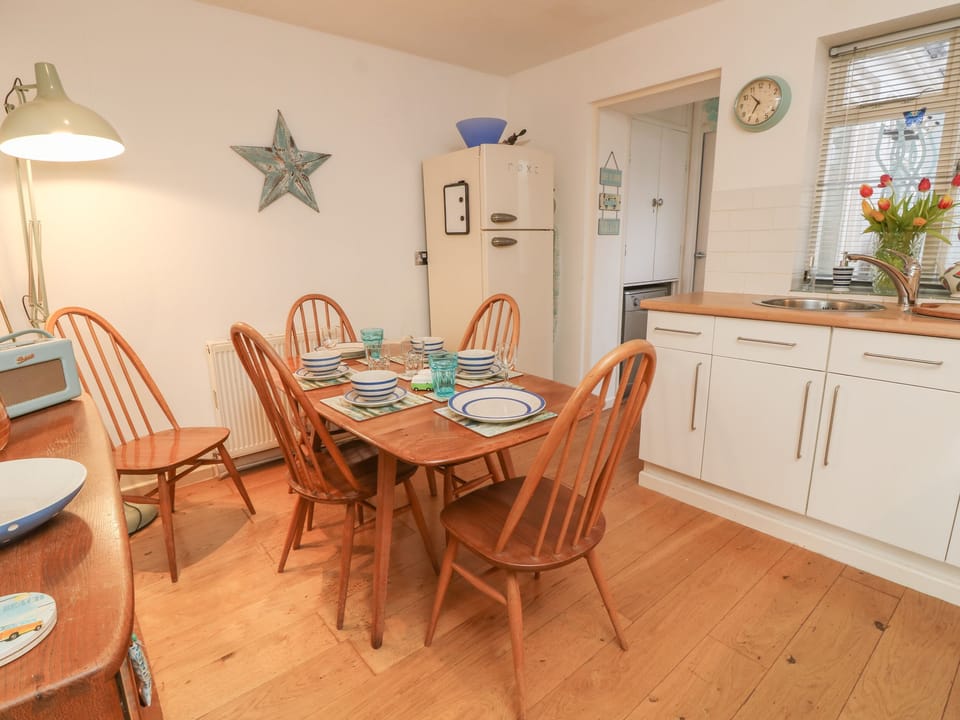 Cottage | Private kitchen | Fridge, microwave, dishwasher, cookware/dishes/utensils