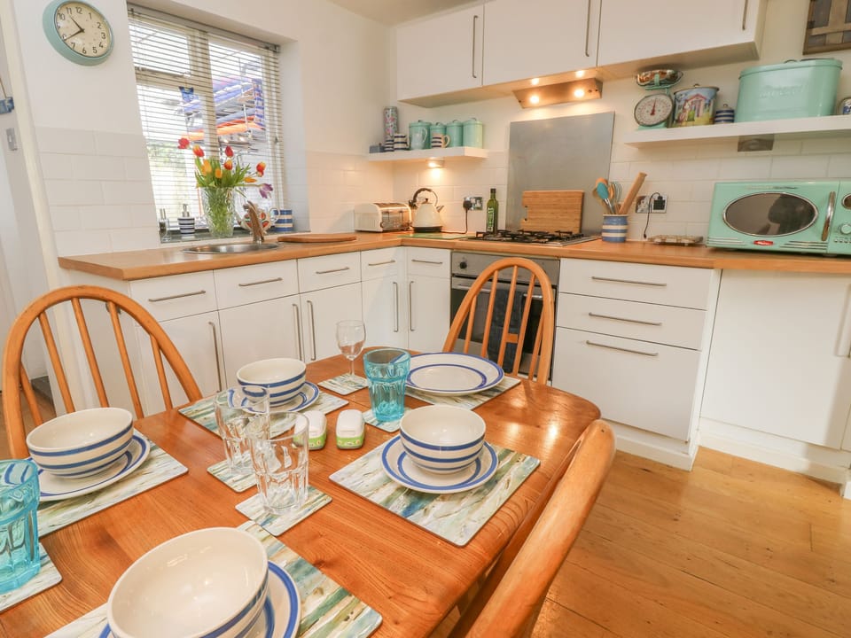 Cottage | Private kitchen | Fridge, microwave, dishwasher, cookware/dishes/utensils