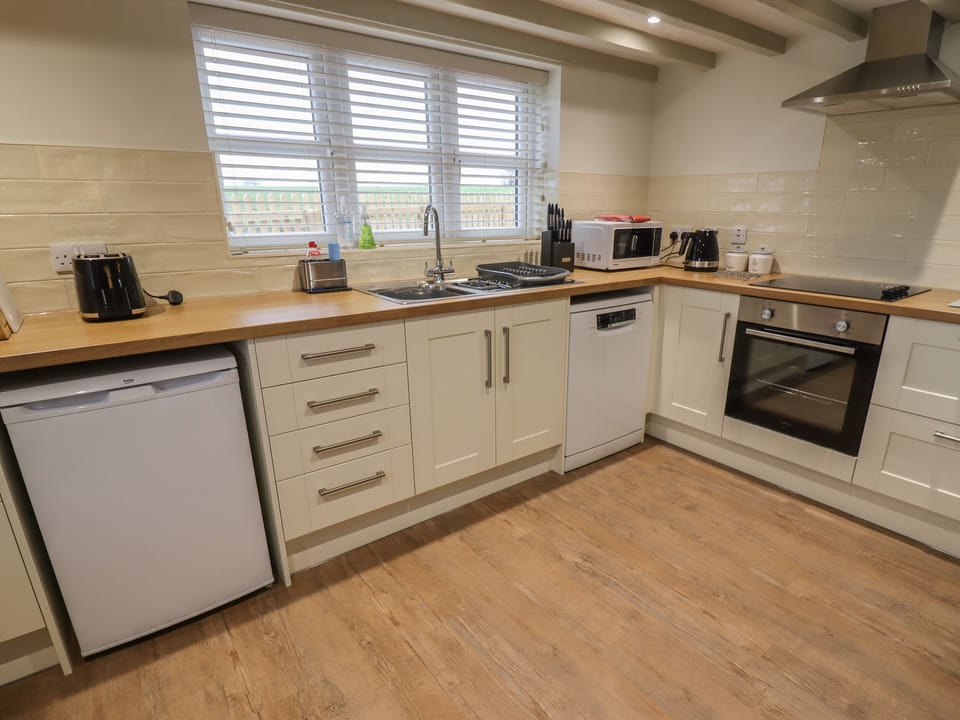 Cottage | Private kitchen | Fridge, microwave, dishwasher, electric kettle