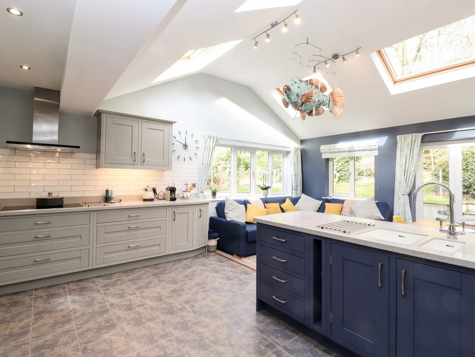 Cottage | Private kitchen | Fridge, dishwasher, cookware/dishes/utensils