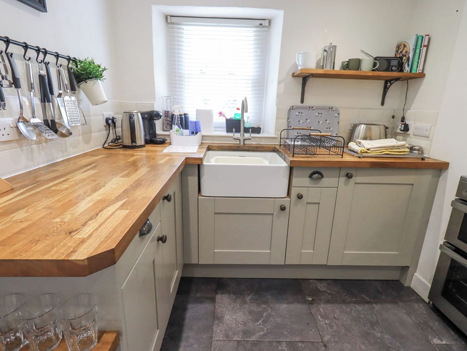 Cottage | Private kitchen | Fridge, dishwasher, cookware/dishes/utensils