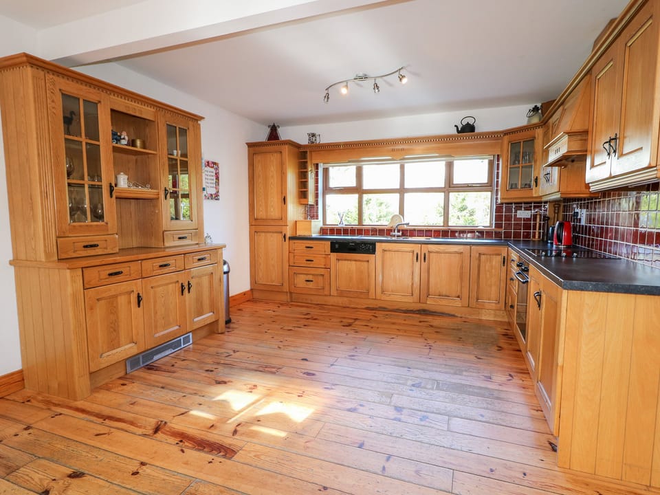 Cottage | Private kitchen | Fridge, microwave, dishwasher, electric kettle