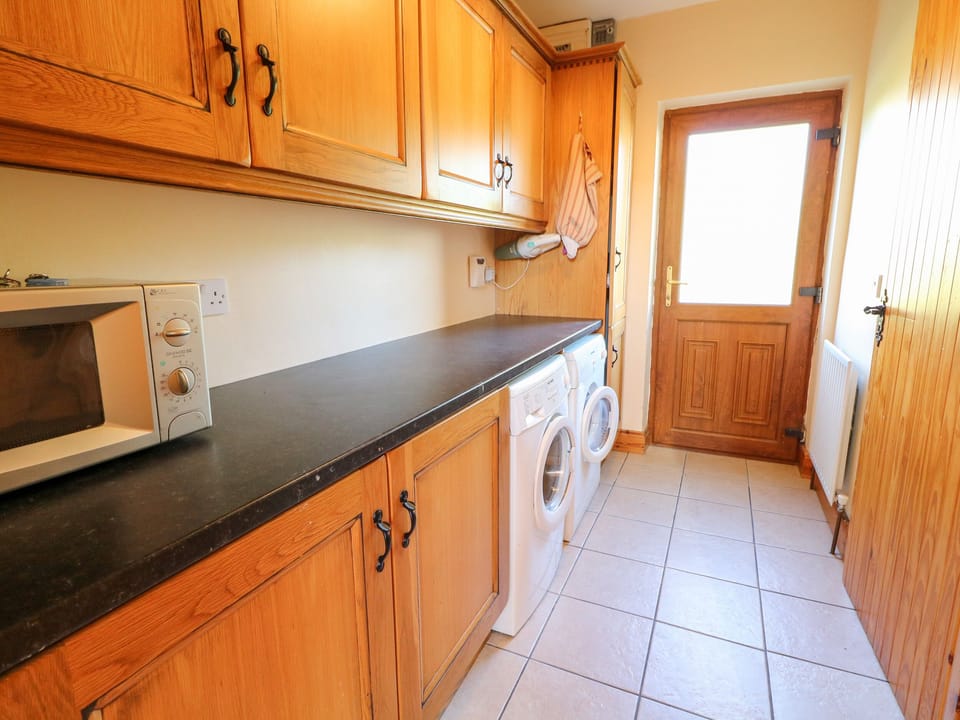 Cottage | Private kitchen | Fridge, microwave, dishwasher, electric kettle