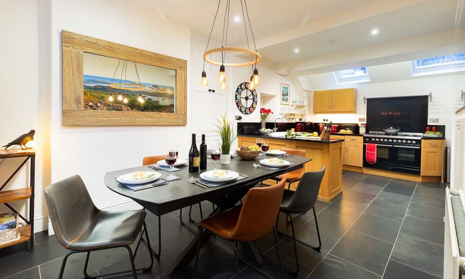 Cottage | Private kitchen | Fridge, microwave, dishwasher, cookware/dishes/utensils