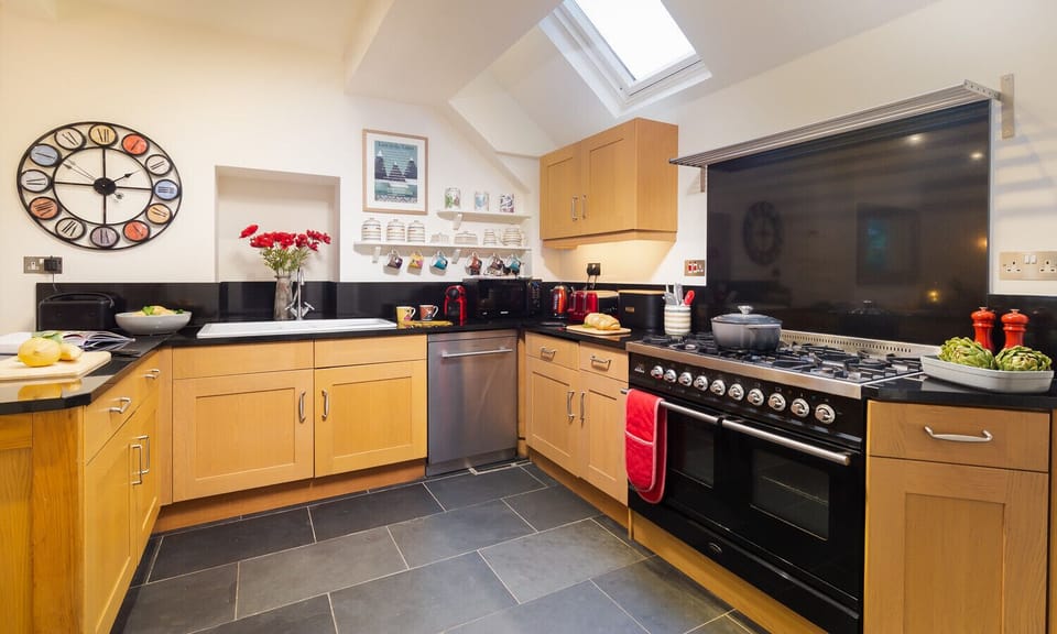 Cottage | Private kitchen | Fridge, microwave, dishwasher, cookware/dishes/utensils