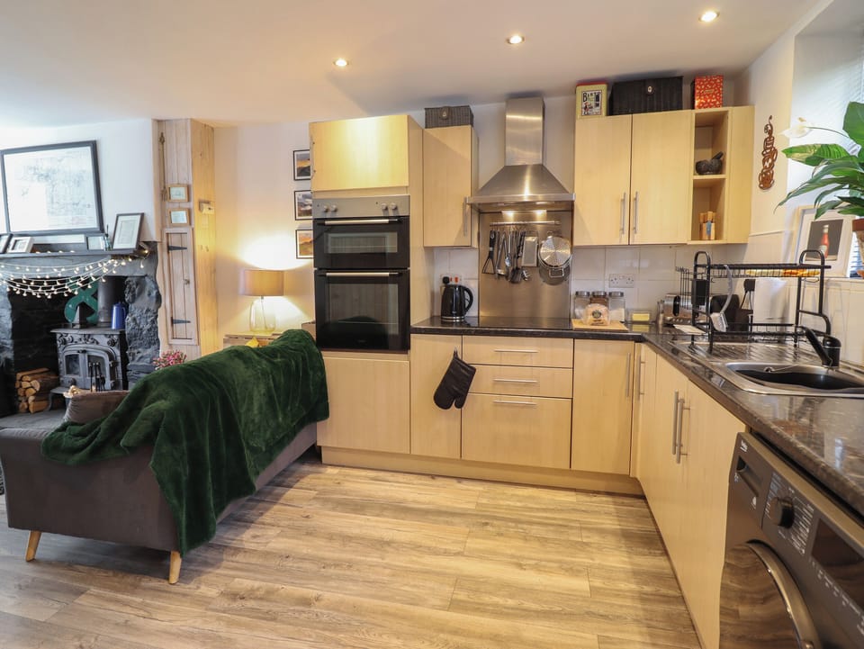 Cottage | Private kitchen | Fridge, microwave, electric kettle, toaster