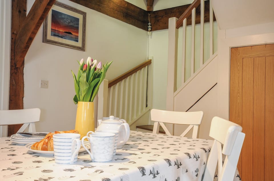 Cottage | Dining