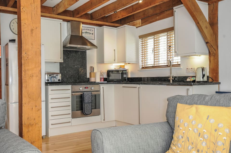 Cottage | Private kitchen | Fridge, microwave, dishwasher, electric kettle