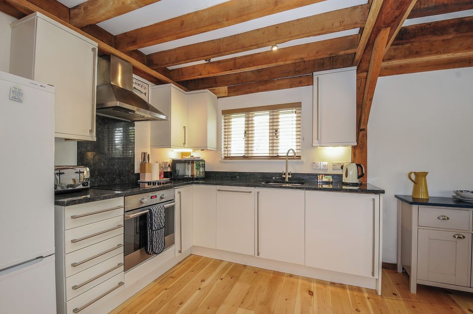 Cottage | Private kitchen | Fridge, microwave, dishwasher, electric kettle
