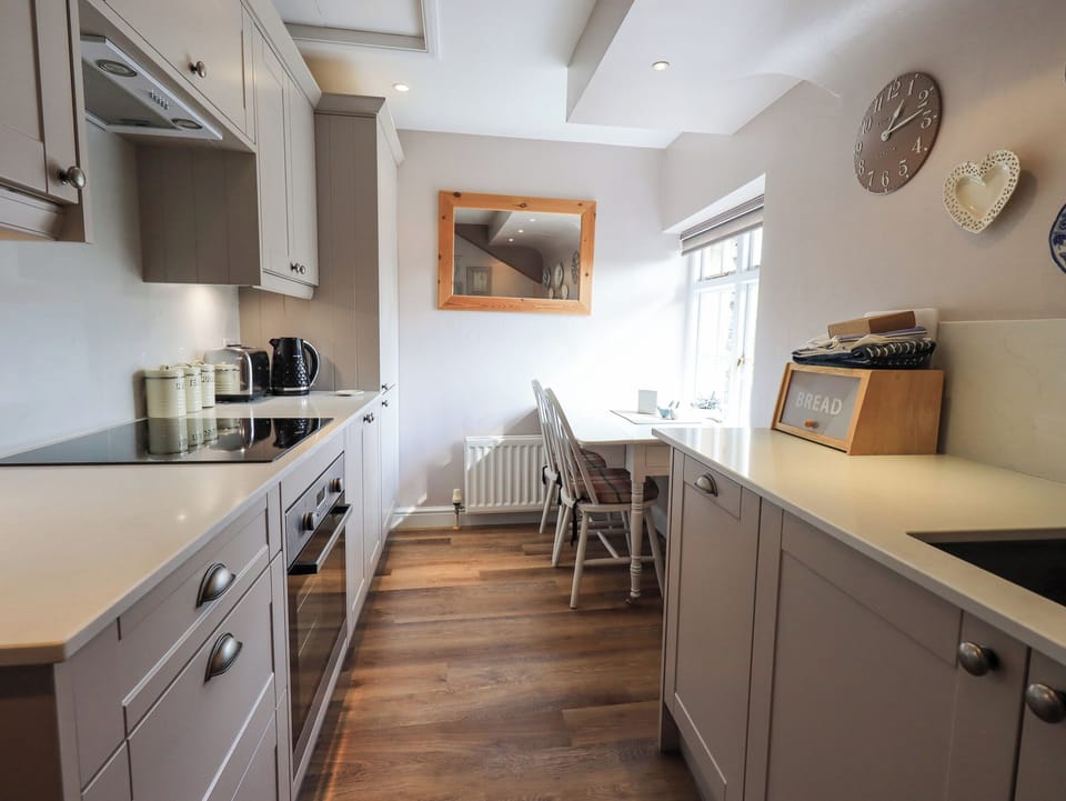 Cottage | Private kitchen | Fridge, dishwasher, cookware/dishes/utensils