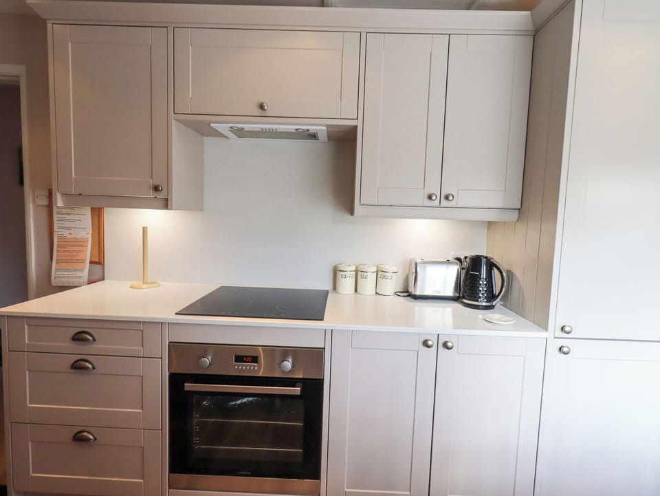 Cottage | Private kitchen | Fridge, dishwasher, cookware/dishes/utensils