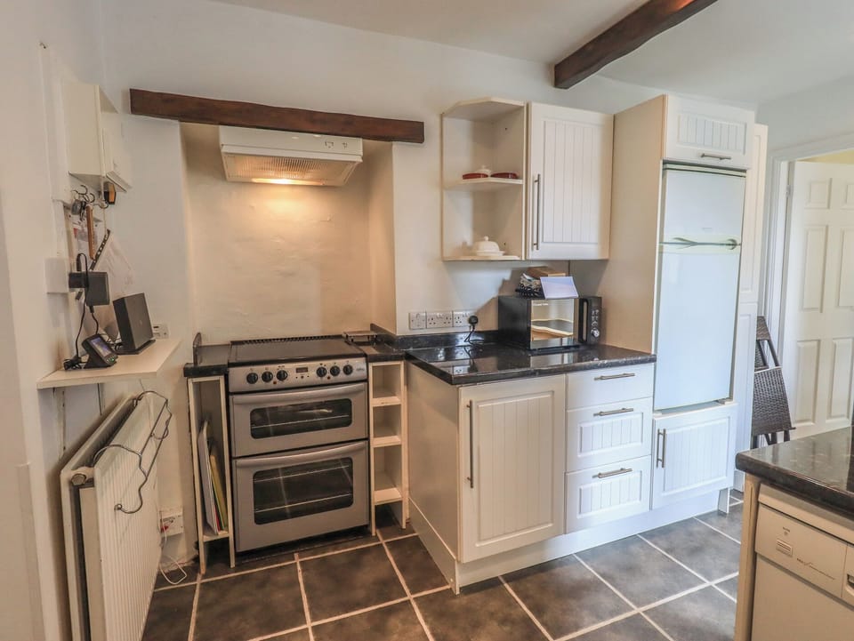 Cottage | Private kitchen | Fridge, dishwasher, cookware/dishes/utensils