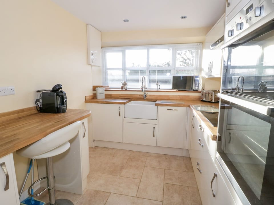 Cottage | Private kitchen | Fridge, dishwasher, electric kettle, toaster