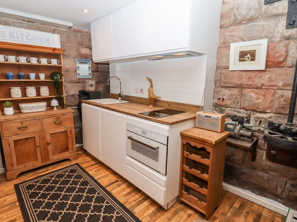 Cottage | Private kitchen | Fridge, electric kettle, toaster, cookware/dishes/utensils