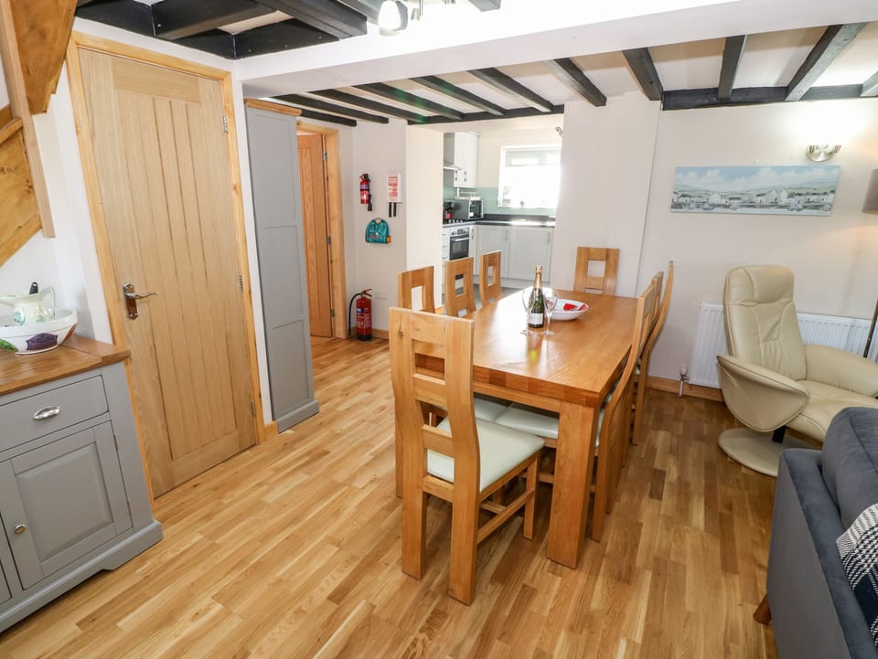 Cottage | 4 bedrooms, individually decorated, individually furnished, free WiFi