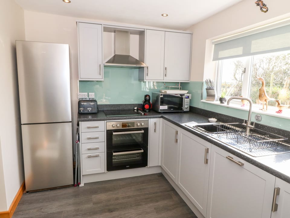 Cottage | Private kitchen | Fridge, dishwasher, electric kettle, toaster