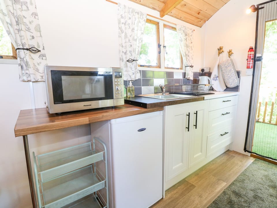 Cottage | Private kitchen | Fridge, electric kettle, toaster, cookware/dishes/utensils
