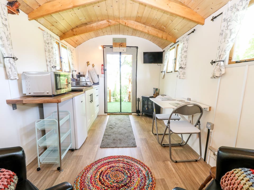 Cottage | Private kitchen | Fridge, electric kettle, toaster, cookware/dishes/utensils