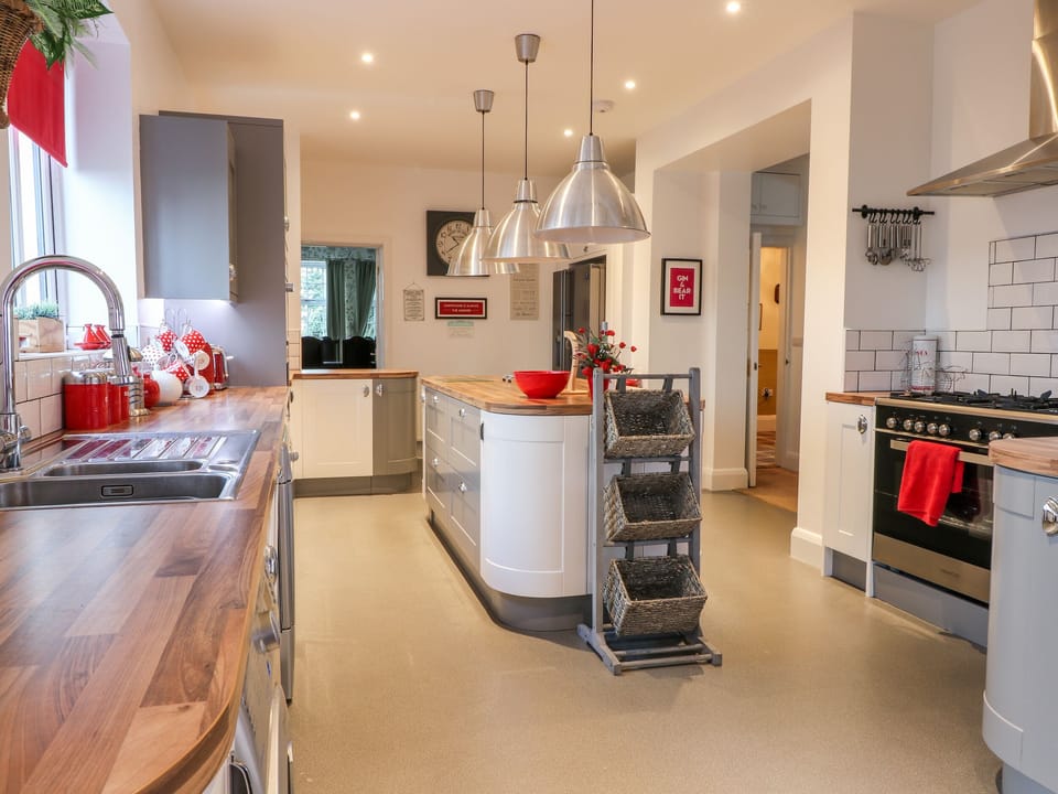 Cottage | Private kitchen | Fridge, microwave, dishwasher, cookware/dishes/utensils