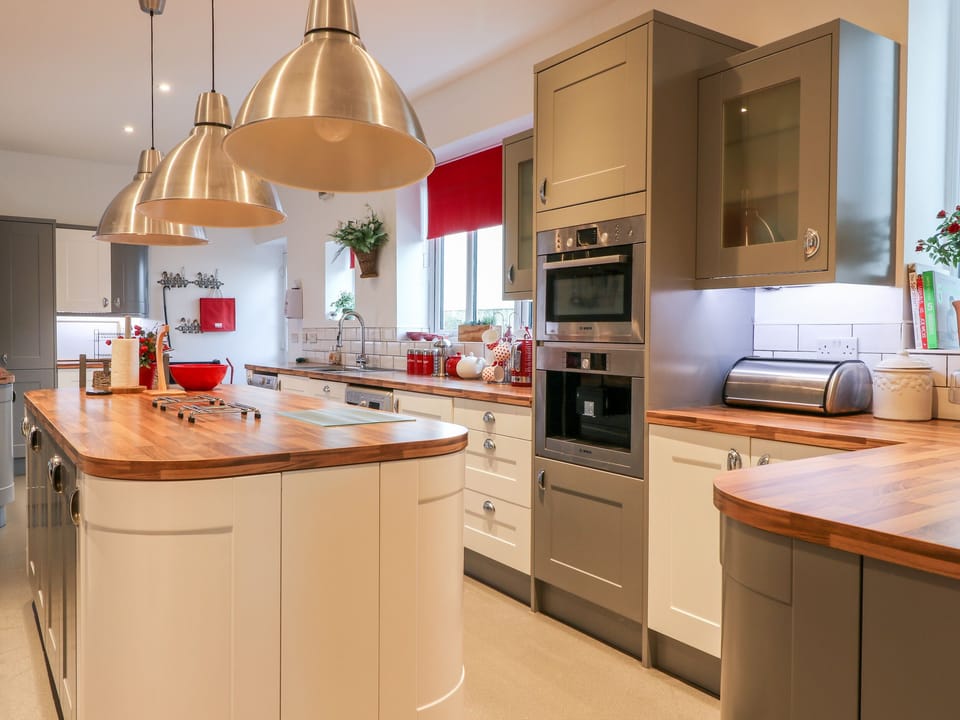 Cottage | Private kitchen | Fridge, microwave, dishwasher, cookware/dishes/utensils