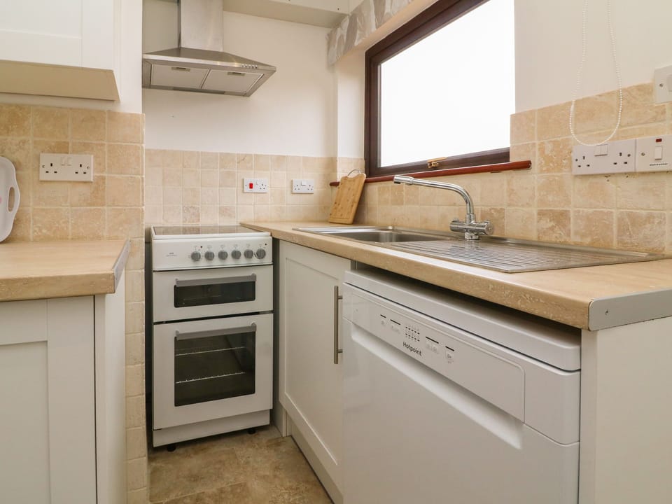 Cottage | Private kitchen | Fridge, microwave, dishwasher, electric kettle