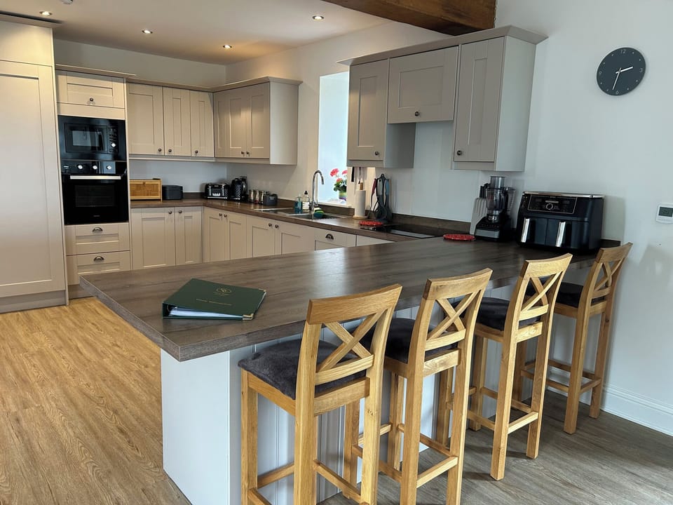 Cottage | Private kitchen | Fridge, dishwasher, electric kettle, toaster