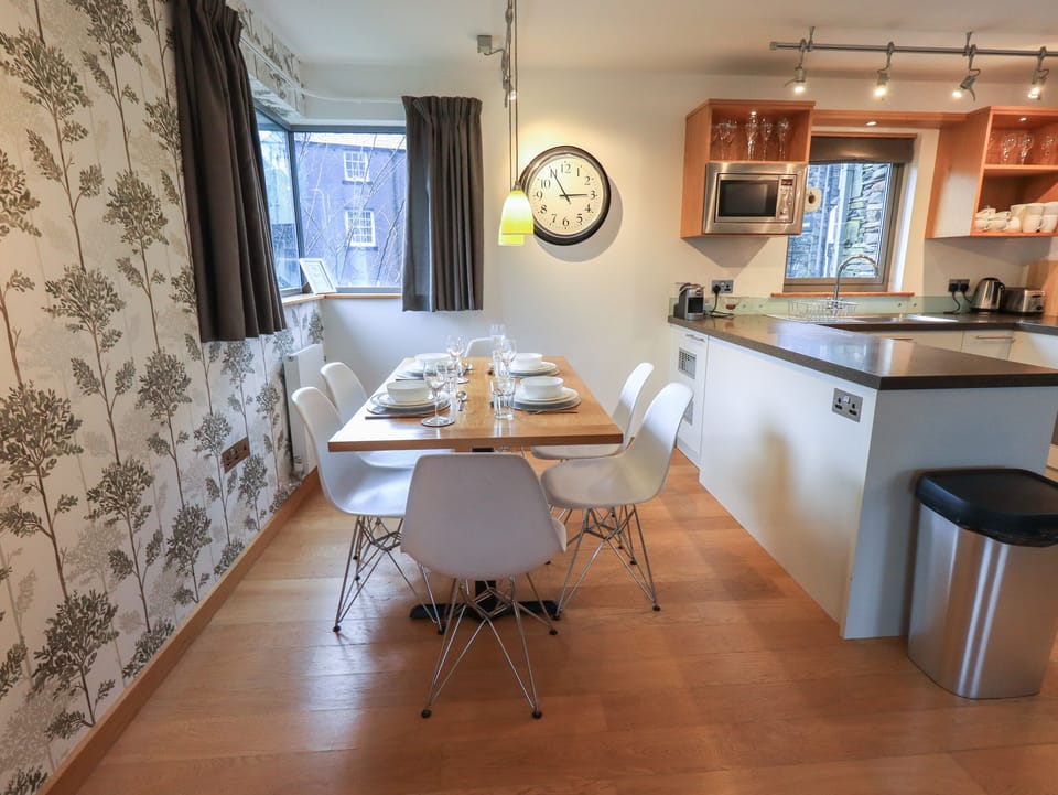 Cottage | Dining