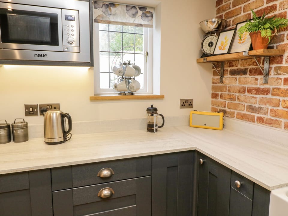 Cottage | Private kitchen | Dishwasher, cookware/dishes/utensils