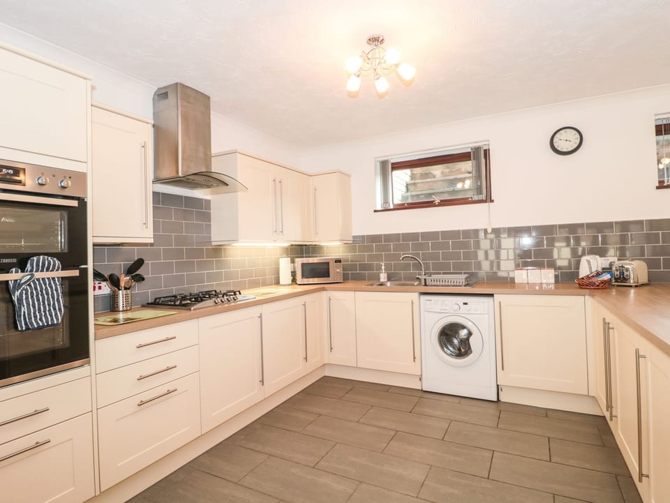 Cottage | Private kitchen | Fridge, electric kettle, toaster, cookware/dishes/utensils