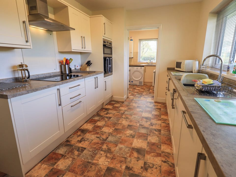 Cottage | Private kitchen | Fridge, dishwasher, cookware/dishes/utensils