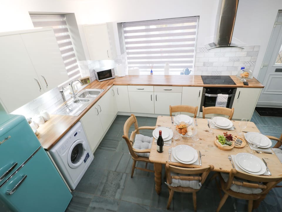 Cottage | Private kitchen | Fridge, dishwasher, electric kettle, toaster