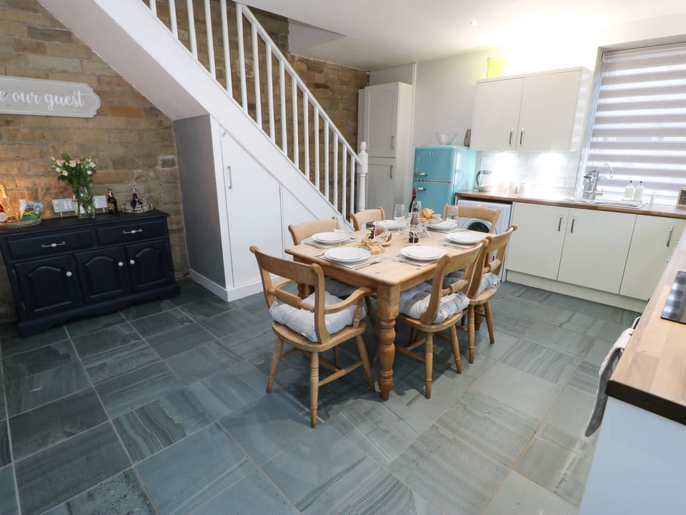 Cottage | Private kitchen | Fridge, dishwasher, electric kettle, toaster