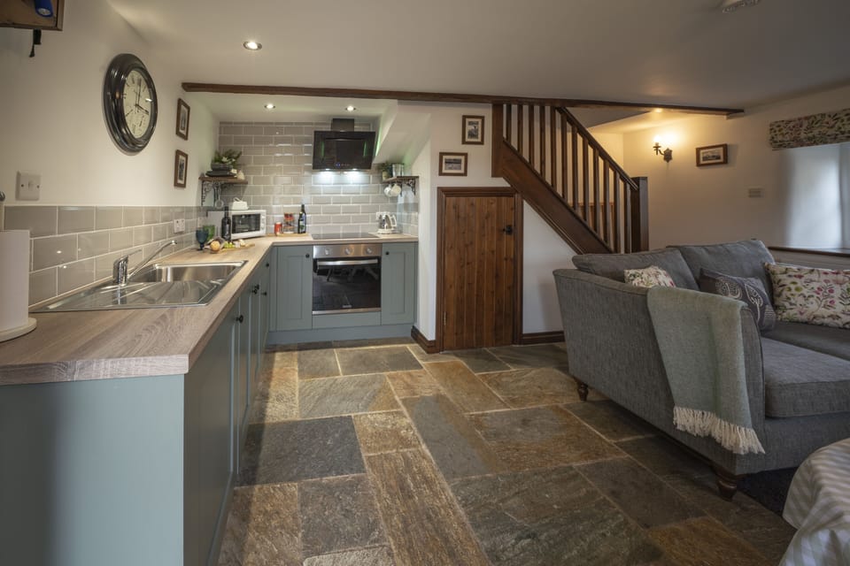 Cottage | Private kitchen | Fridge, microwave, electric kettle, toaster