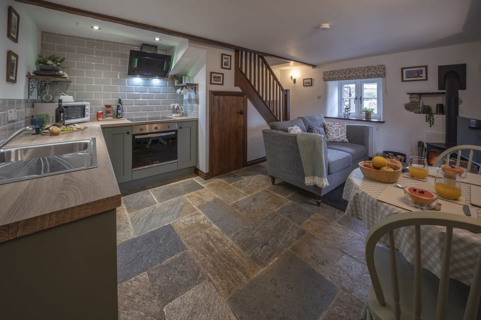 Cottage | Private kitchen | Fridge, microwave, electric kettle, toaster