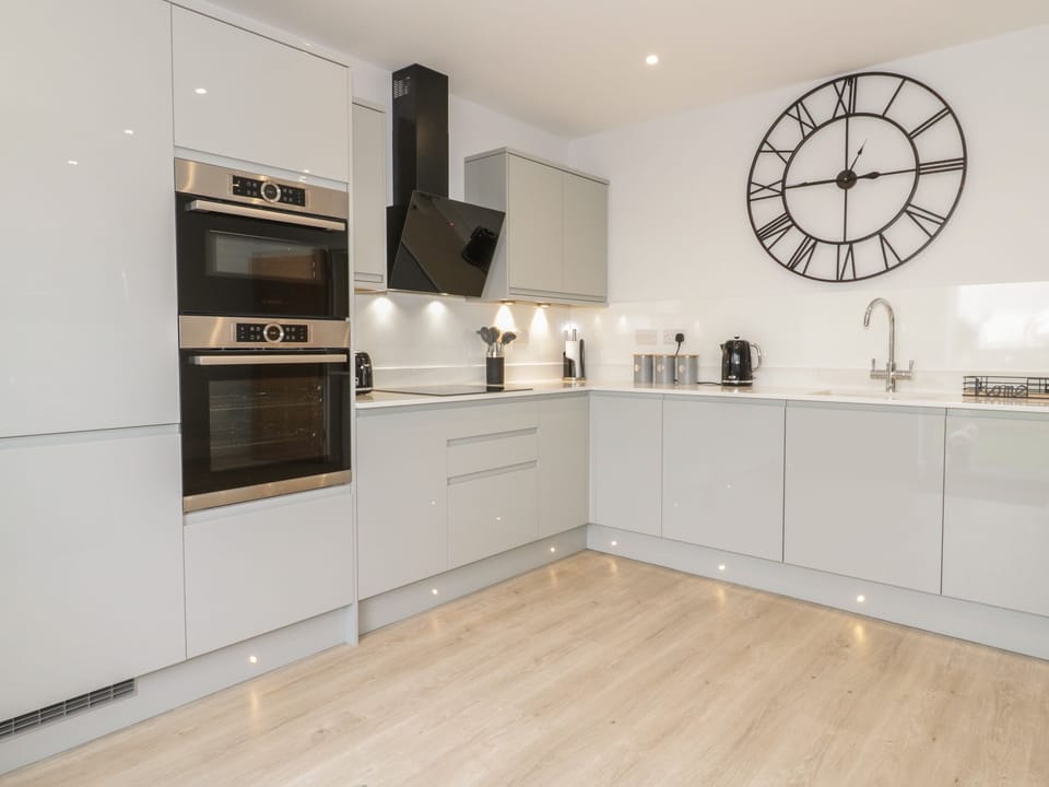 Cottage | Private kitchen | Fridge, dishwasher, electric kettle, toaster